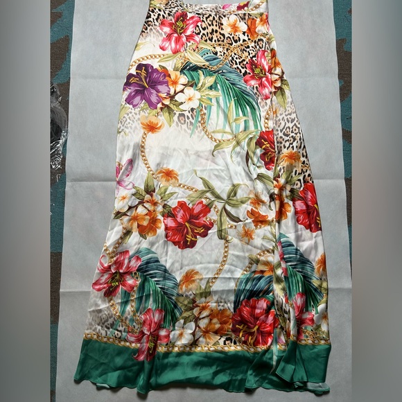 Guess green jungle Dora long satin skirt NWT size medium - Picture 5 of 6